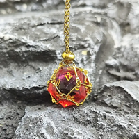 D20 Quicksand Dice avec pendentifs de style cage en acier inoxydable remplaçables, adaptés au port et utilisables à des fins de jeu.