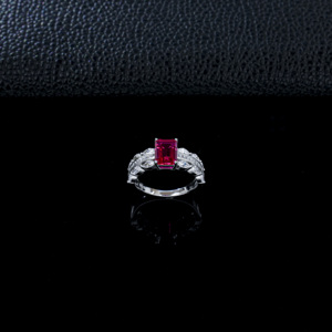 Anillo de Plata S925 con Rubí Cultivado en Laboratorio con Corte Esmeralda, Delicado y Moderno - Product Image 3