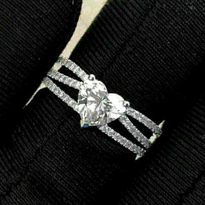 Q427 Anello di fidanzamento da donna con diamante taglio cuore in oro bianco, diamanti laterali naturali di colore G - Product Image 1