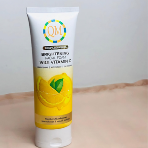 โฟมล้างหน้า QM Deep Cleansing & Bright Facial Foam ผสมวิตามินซีและใบบัวบก ช่วยทำความสะอาดผิวอย่างล้ำลึก ปรับผิวให้กระจ่างใส และฟื้นฟูผิวสำหรับผู้หญิง - Product Image 1