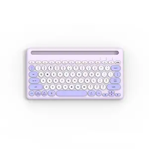 Différents appareils multicolores utilisent un clavier Bluetooth sans fil pour ordinateur portable, un clavier multi-canaux ipad mac apple