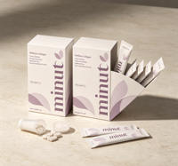 Boîte pliante en papier écologique recyclable avec logo personnalisé, pelliculage mat et gaufrage pour l'emballage de poudre protéinée en sachet.