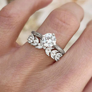 Anello di fidanzamento T0271 con diamante a forma di fiore, in oro massiccio 18 carati, taglio brillante rotondo, montatura a griffe, gioiello raffinato da donna - Product Image 5