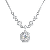 Collier tendance NOVA en argent sterling 925 avec pendentif géométrique carré en moissanite 1 carat et chaîne câble plaquée rhodium