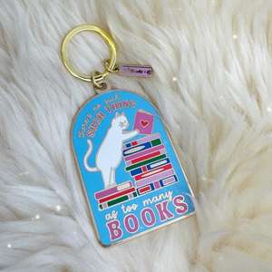 Portachiavi in Smalto '<span class=keywords><strong>Non</strong></span> Esiste Tanto Cibo Quanto Libri' Accessori Booktok Regali per Amanti dei Libri Portachiavi Personalizzato in Smalto Duro - Product Image 6