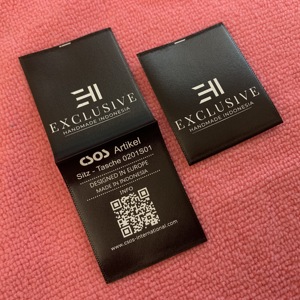 Loop Fold <span class=keywords><strong>Double</strong></span> Sides Código QR Etiqueta de tela satinada, serigrafía Satén brillante Etiqueta de ropa para bolsos - Product Image 3