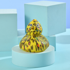 Bán buôn đồ chơi nổi nhựa động vật in báo in kêu cót két Vinyl Tắm Cao su vịt Đồ chơi cao su vịt - Product Image 4