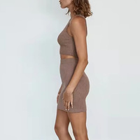 Les fabricants de tricots ont conçu un nouvel ensemble de deux pièces de pull en tricot côtelé sans manches à col ras du cou pour femmes