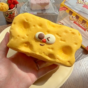 Jouet Squishy en forme de fromage suisse, mignon, à remontée lente, anti-stress, parfumé, en forme de nourriture, en boîte vitrine, vente en gros - Product Image 1