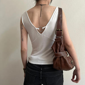 Top corto sin mangas de punto con cuello tipo capucha estilo Wasteland para mujer, con diseño cruzado con tachuelas y efecto de bloques de color en capas - Product Image 6