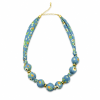 Collier ethnique pour femme en fil de soie floral perlé, perles géométriques enveloppées de tissu, chaîne réglable dorée