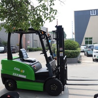 Chariot élévateur électrique 1,5 tonne OEM à trois roues compact avec hauteur de mât personnalisable pour la logistique en allées étroites, moteur haute puissance