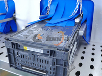 Machine de nettoyage double voie pour bacs à déchets, cages avicoles, caisses de transport de volailles et plateaux de cuisson
