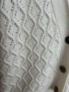 Pull en laine/cachemire pour femme luxueux à col en V, tricoté à l'ordinateur, blanc, logo sur le devant, élégant, décontracté, superposable, respirant, stylé - Product Image 6