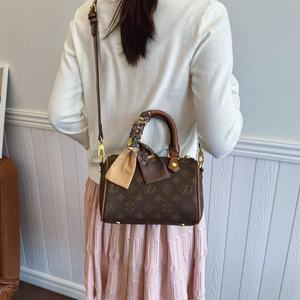 Túi xách nữ da thật cao cấp hàng hiệu, thiết kế thời trang, có khóa kéo, chất liệu PVC lót trong, kiểu dáng cầm tay tiện lợi. - Product Image 3