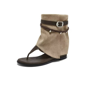 Sandales bottes en daim beige pour femmes avec bride à boucle et chaîne tressée, talon plat, bout ouvert, style western, mode décontractée - Product Image 1