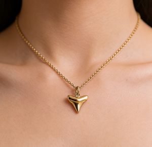 Inspire Jewelry Collar de Acero Inoxidable Dorado con Colgante de Diente de Tiburón Fósil, Colgante Minimalista y Delicado de Diente de Tiburón, Joyería Fina - Product Image 2
