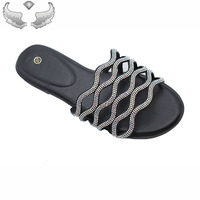 Chaussures plates pour femmes de haute qualité, sandales à rivets tendance pour l'été et la plage, pantoufles, emballage personnalisé avec logo, tongs pour femmes