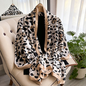 Foulard <span class=keywords><strong>di</strong></span> Seta Poliestere da Donna Stampa con Motivo a Lettere <span class=keywords><strong>di</strong></span> <span class=keywords><strong>Marca</strong></span> <span class=keywords><strong>di</strong></span> Design, Sciarpa a <span class=keywords><strong>Scialle</strong></span> Grande e Morbida <span class=keywords><strong>di</strong></span> Nuova Moda, Produzione OEM <span class=keywords><strong>di</strong></span> Fabbrica - Product Image 4