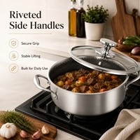 Casserole en acier inoxydable durable avec intérieur alvéolé, couvercle en verre trempé, poignées rivetées, design italien