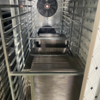 Mobiele industriële droogkast met heteluchtcirculatie voor de verwerking van vlees, fruit en groenten in een verwerkingsbedrijf