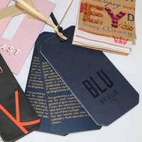 Étiquettes personnalisées en papier kraft noir avec logo en relief et nom imprimé, cordons en coton pour vêtements et jeans