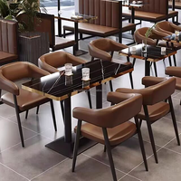 Canapé en cuir capitonné noir sur mesure pour restaurant, table en bois avec base en métal pour ensemble de mobilier de café et de cantine