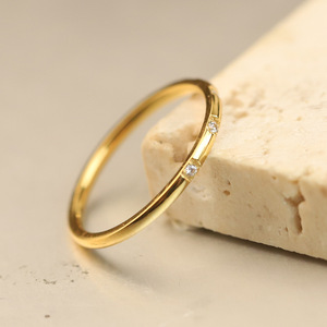 Anillo Delgado de Acero de 1.5mm con Seis Circonitas Cúbicas en Canal, Joyería de Compromiso para Mujer - Product Image 3