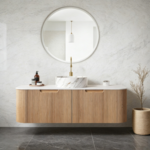 Mobile bagno sospeso da 60 pollici con lavabo in marmo, ante scanalate in rovere chiaro, rubinetto dorato e specchio rotondo per hotel e casa - Product Image 5