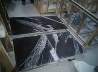 Dalles et dalles de granit blanc et noir, noir avec des veines blanches, directement de l'usine