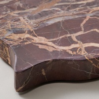 Ensemble de sous-verres en marbre bordeaux naturel WeiVibe, profil festonné artistique, vente en gros personnalisée pour présentation en boutique