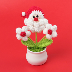 Nuevo Adorno Navideño de Ganchillo Hecho a Mano, Mini Maceta de Lana con Flores, Adornos de Coche de Papá Noel Terminados para Suministros Festivos - Product Image 4