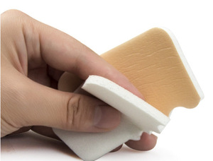 Apósito de Traqueostomía de Espuma Hidrófila No Adhesiva con Abertura Tipo Ojo de Cerradura, Desinfectante, Tipo Eos, Hecho de Silicona Líquida de Poliuretano - Product Image 3