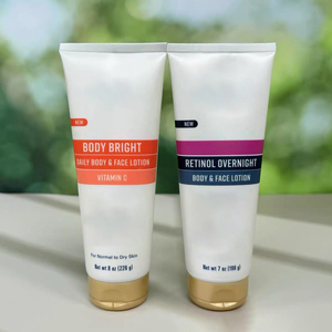 Loción Corporal Iluminadora con Vitamina C, AHA y Retinol, con Péptidos Antienvejecimiento, para un Brillo y Reparación Completa del Cuerpo - Product Image 1