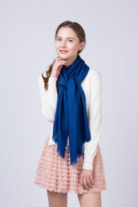 Écharpe de marque pour femme en laine OEM 66*190cm, super chaude, épaisse, taille personnalisée, pour l'hiver, l'automne, les fêtes en plein air, respirante - Product Image 5