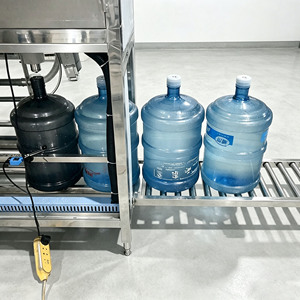 Sistema Automático 3 en <span class=keywords><strong>1</strong></span> para Enjuague, Llenado y Tapado de Botellas de Agua de 19L, Línea de Producción de Agua Mineral de 5 Galones/20L, Planta de Agua - Product Image 4