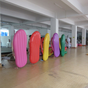 Pantoufles gonflables en PVC personnalisées Waterhan Factory, colorées et à thème dessin animé, pour les jeux aquatiques en extérieur dans les hôtels et complexes hôteliers - Product Image 4