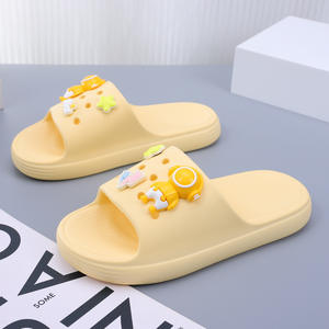 รองเท้าแตะผู้หญิงน่ารักสำหรับฤดูร้อน พื้นหนา กันลื่น แบบเปิดนิ้วเท้า ใช้ในบ้าน ห้องน้ำ ชายหาด ลายพิมพ์ 3 มิติ ตกแต่งสวยงาม - Product Image 1