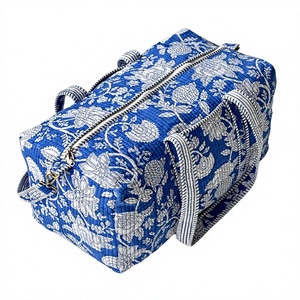 Sac de sport matelassé grand format Boh Creation avec fermeture éclair, en coton écologique et durable, motif floral imprimé à la main, léger, idéal pour le yoga - Product Image 1
