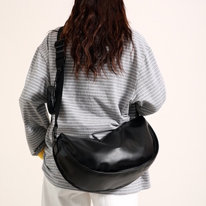 <span class=keywords><strong>Borsa</strong></span> a Tracolla in Nylon Nero Puro di Alta Qualità per Donne e Uomini, <span class=keywords><strong>Borsa</strong></span> Trendy <span class=keywords><strong>Lucida</strong></span> a Forma di Raviolo con Fodera in Poliestere e Tracolla Singola - Product Image 4