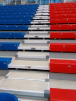 Chaises télescopiques polyvalentes pour tribunes de stade, idéales pour les gymnases intérieurs et les terrains d'entraînement sportif