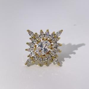 Boucles d'oreilles clous flocon de neige pour femmes, en laiton plaqué or, luxueuses, classiques et élégantes, de Tianyu Gems. - Product Image 6