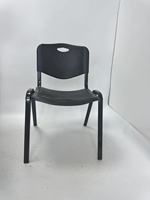 Chaise de formation empilable en plastique avec assise rembourrée et pieds thermolaqués noirs OK-508 pour salles de classe, conférences et sièges publics