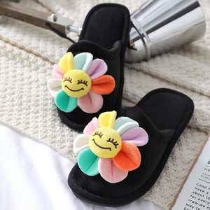 Chaussons d'intérieur en peluche avec cœur pour l'hiver Chaussons d'intérieur en peluche avec logo personnalisé Chaussons chauds en peluche avec cœur pour femmes et filles - Product Image 6