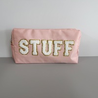Pochette de maquillage en chenille avec lettres, jolie pochette cosmétique rose avec garniture et fermeture éclair dorées pour femmes, idéale pour les voyages