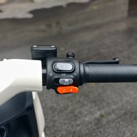 Moto électrique sur mesure avec siège ergonomique et maniabilité précise pour une conduite longue durée sans fatigue