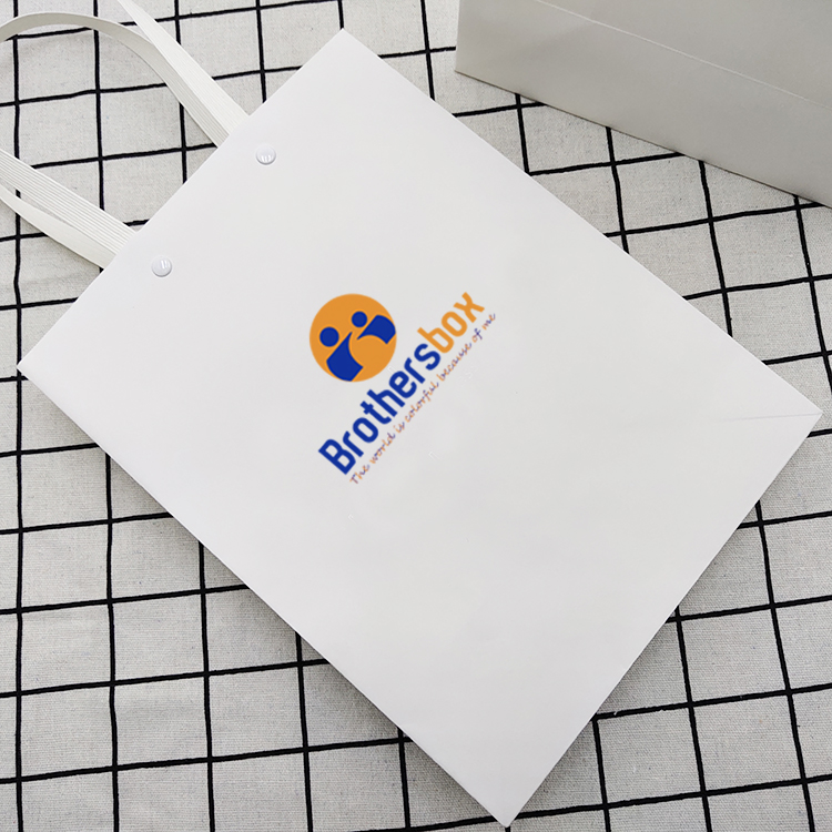Оптовая продажа, бумажный пакет с логотипом на заказ, Белый Высококачественный дешевый бумажный пакет для покупок