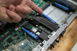 Servidor en Rack PowerEdge R7715 2U, AMD EPYC 9005, 160 Núcleos, 6 TB DDR5 5200 MT/s, SSD NVMe, Servidor de IA Empresarial de Alto Rendimiento - Product Image 3
