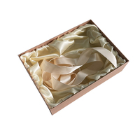 Boîte d'emballage de luxe personnalisée rose en carton rigide pour extensions de cheveux avec doublure en satin de soie et fermeture à ruban, type boîte à chapeau pour perruques