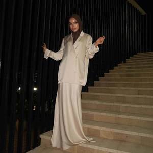 Ensemble deux pièces jupe longue en satin polyester décontracté pour l'été 2024, style Moyen-Orient - Product Image 3